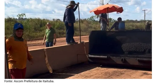 Pavimentação asfáltica avança no KM 7 e melhora infraestrutura em Itaituba.